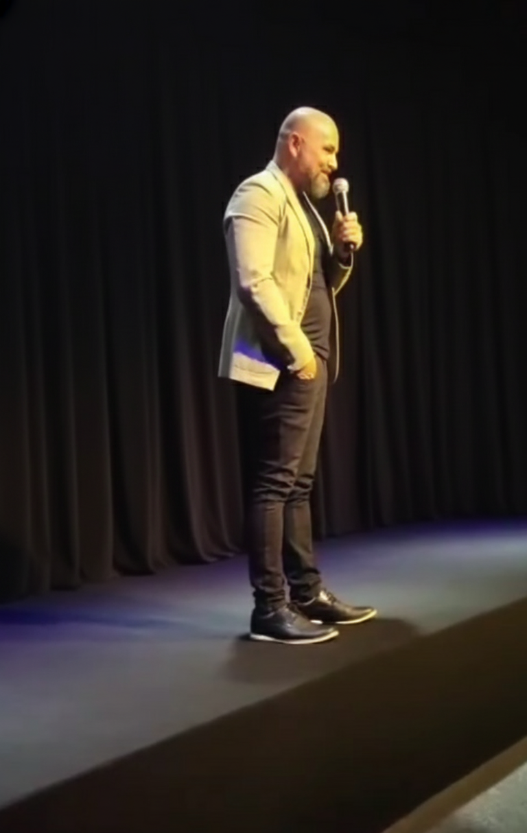 Rodrigo Casali palestrando no palco